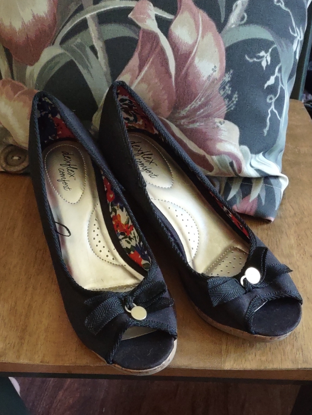 Dexflex Comfort Black Peep-Toe Wedge Flats with Bow Accent Size 81/2W